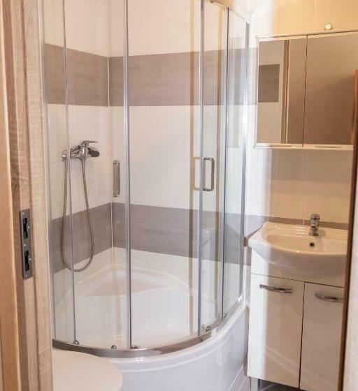 غرفة قياسية ثلاثية, U Ganca