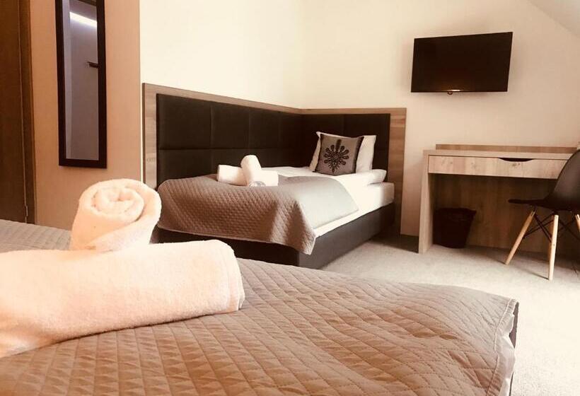 חדר סטנדרט לשלושה עם מרפסת, Silver Residence