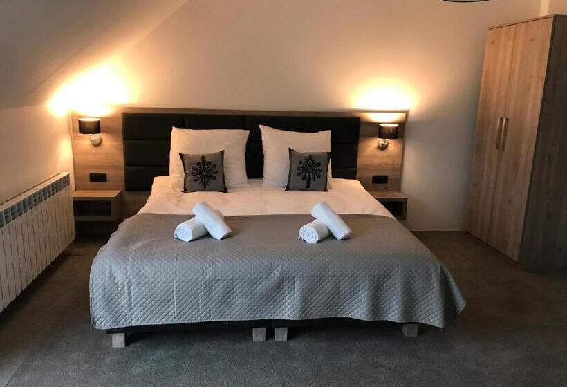 חדר סטנדרט לשלושה עם מרפסת, Silver Residence