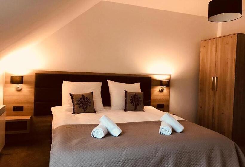 חדר סטנדרט לשלושה עם מרפסת, Silver Residence