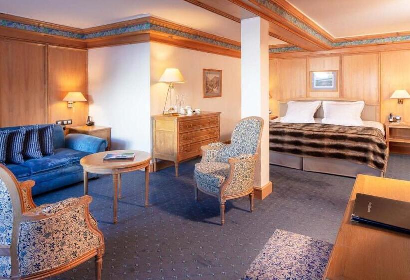 جناح جونيور, Carlina