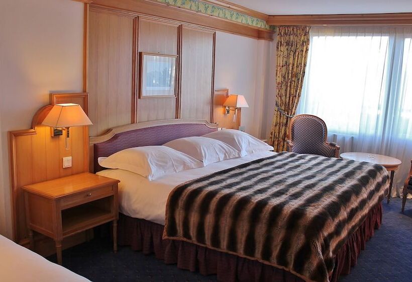 חדר סופריור לשלושה, Carlina