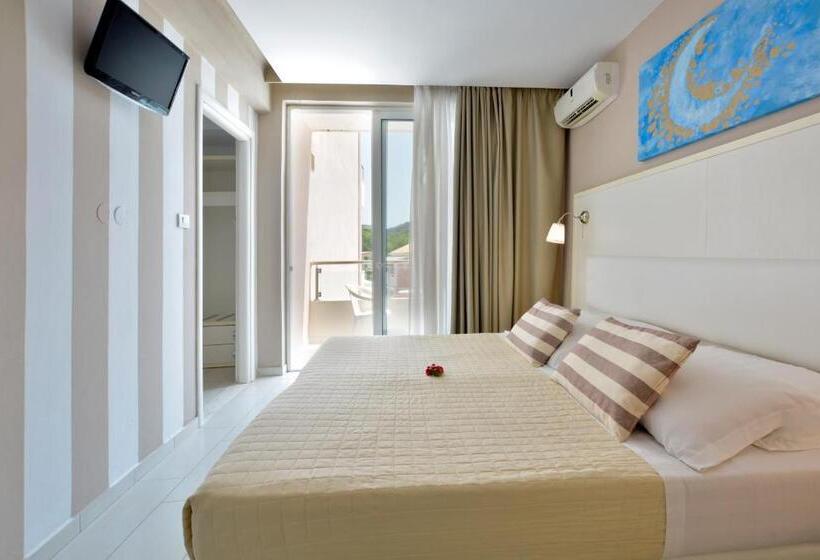 패밀리 룸 풀장 전망, Sidari Beach