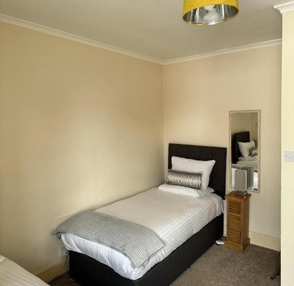 スタンダードルーム, The Smiddy Haugh