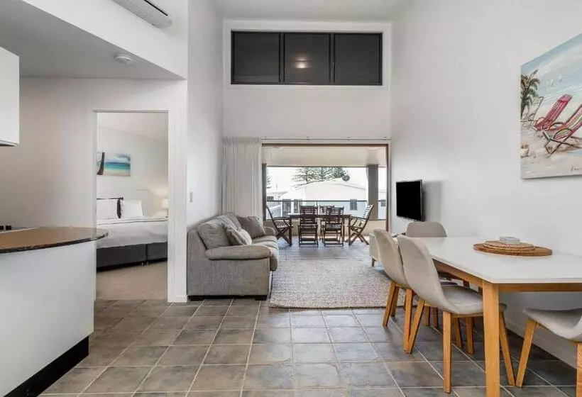 オーシャンビューバルコニー付きワンベッドルームアパートメント, Lennox Holiday Apartments