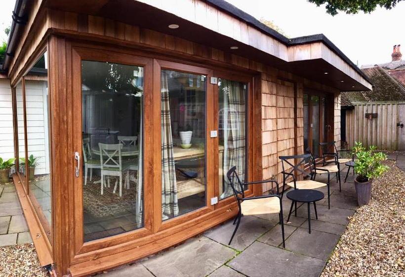 סוויטה, Thatched Cottage