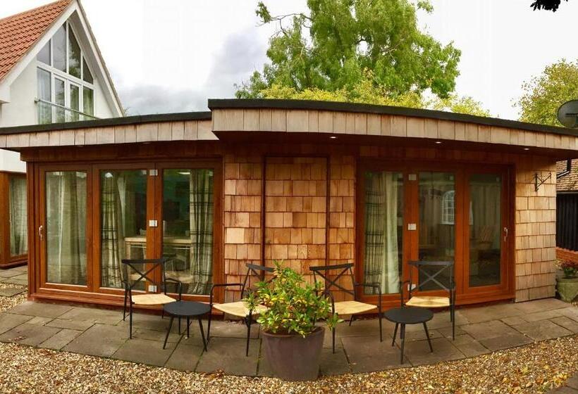 סוויטה, Thatched Cottage