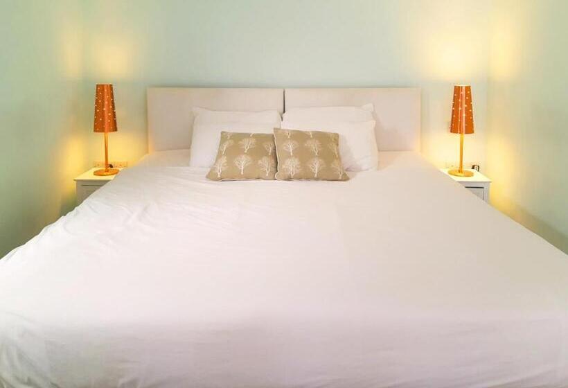 סוויטה, Thatched Cottage