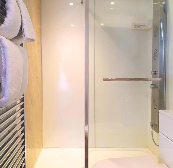 סוויטה, Thatched Cottage