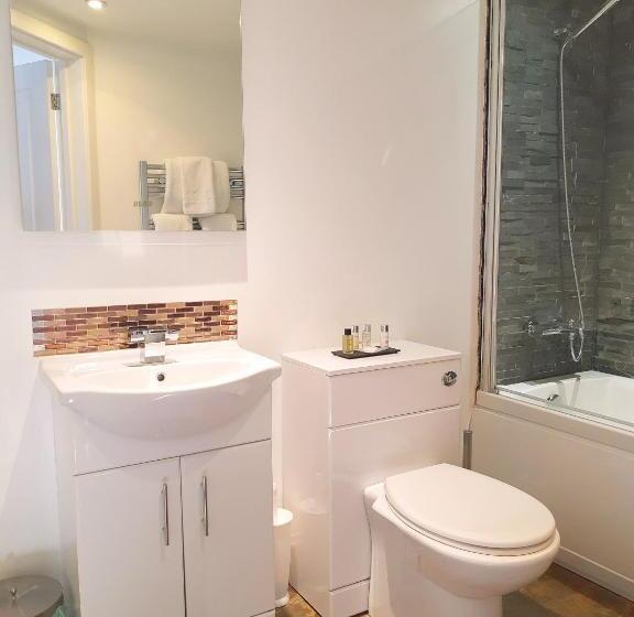 סוויטה, Thatched Cottage