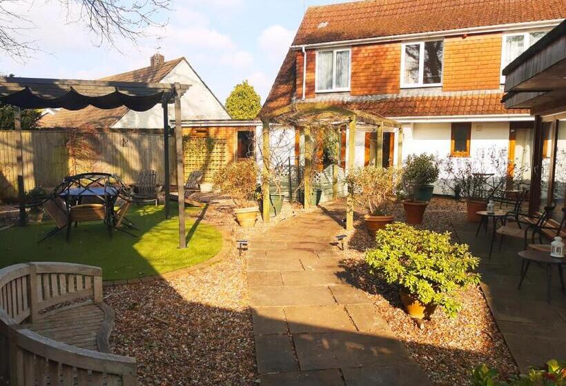 סוויטה, Thatched Cottage