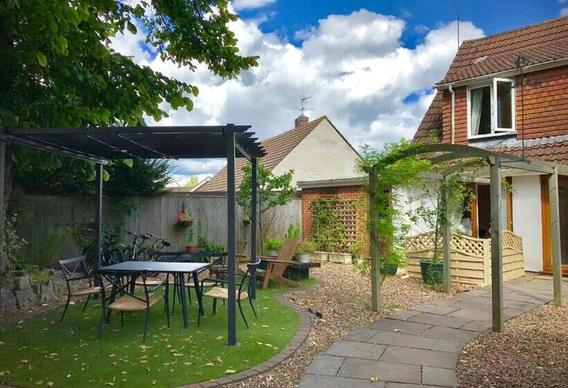 סוויטה, Thatched Cottage