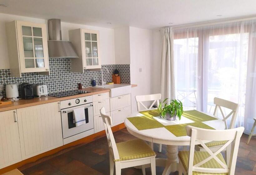 סוויטה, Thatched Cottage