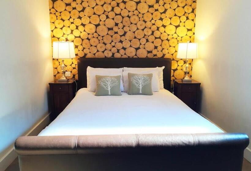 סוויטה, Thatched Cottage