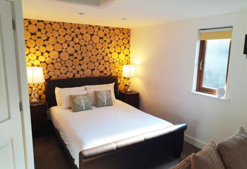 סוויטה, Thatched Cottage