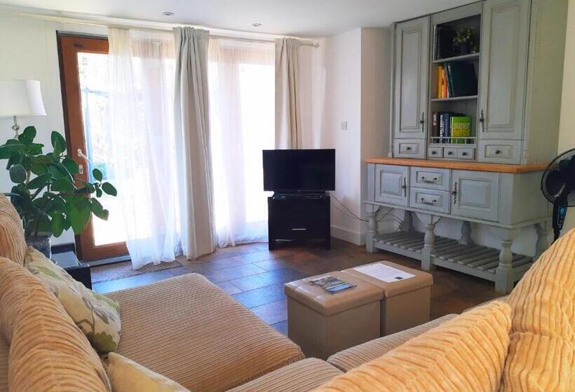 סוויטה, Thatched Cottage