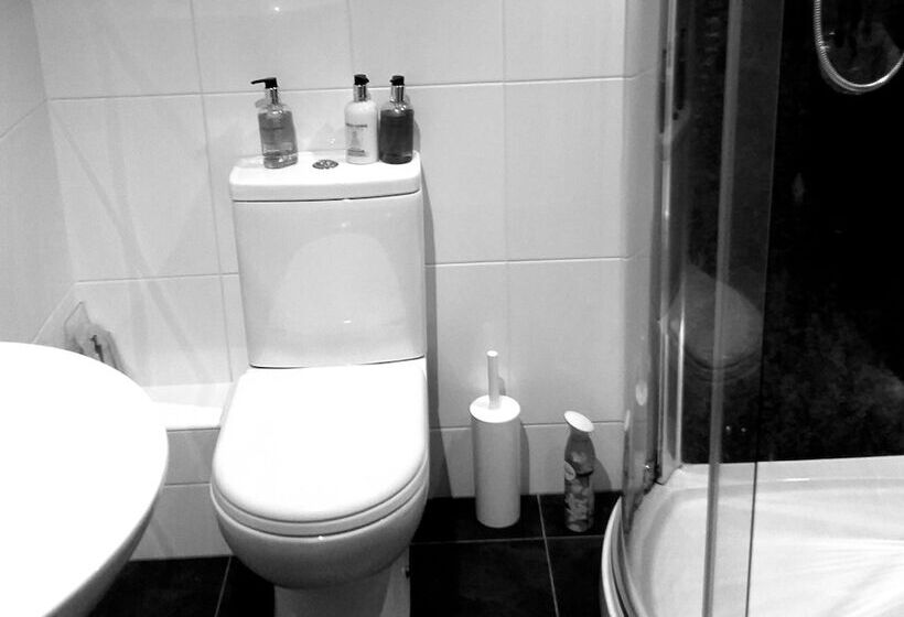 חדר משפחתי, The White House Guest House