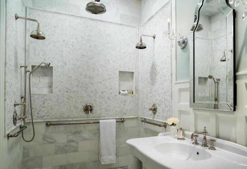 جناح جونيور, The Twelve Oaks Bed & Breakfast