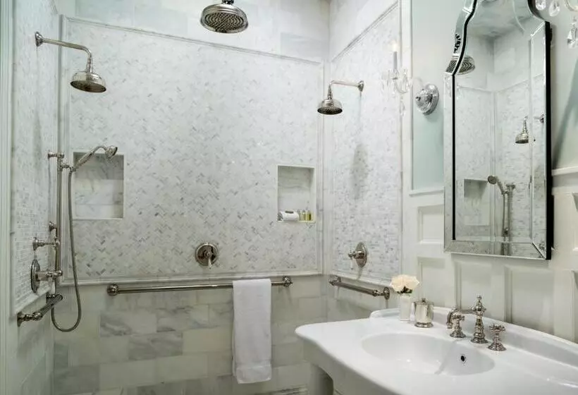 ジュニアスイート, The Twelve Oaks Bed & Breakfast
