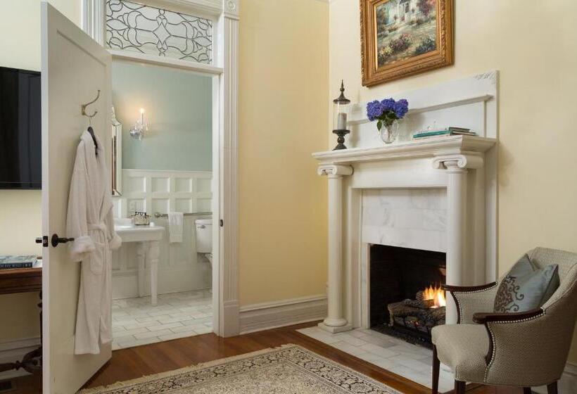 جناح جونيور, The Twelve Oaks Bed & Breakfast