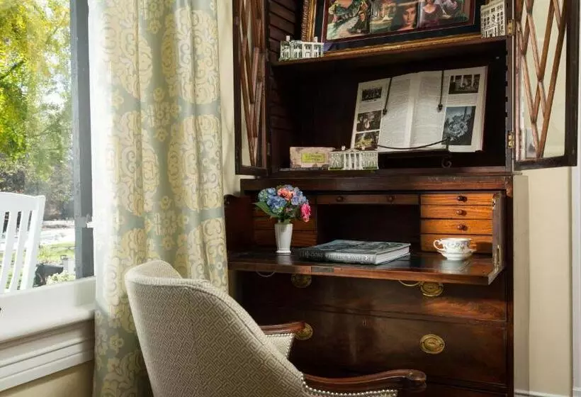 ジュニアスイート, The Twelve Oaks Bed & Breakfast