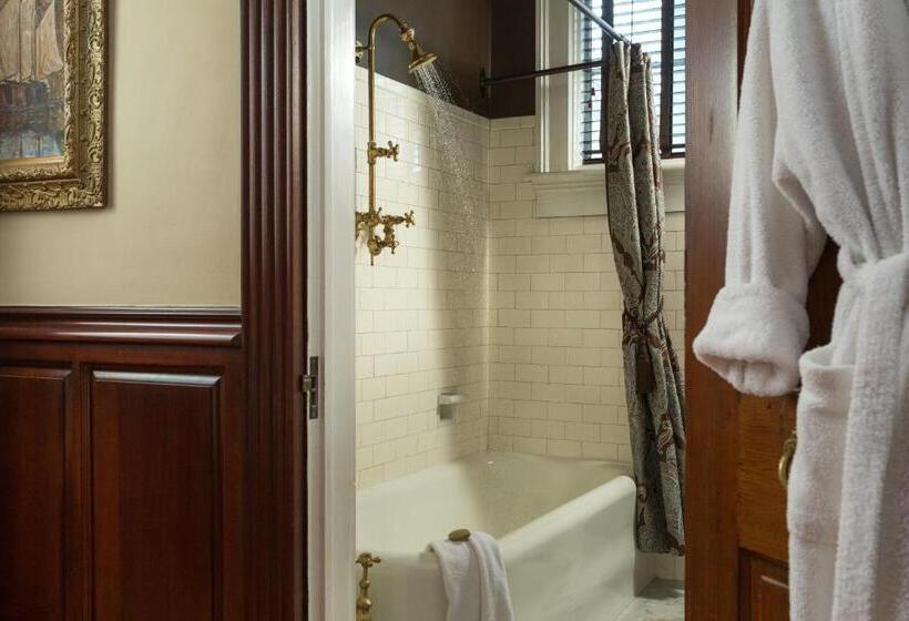 جناح, The Twelve Oaks Bed & Breakfast