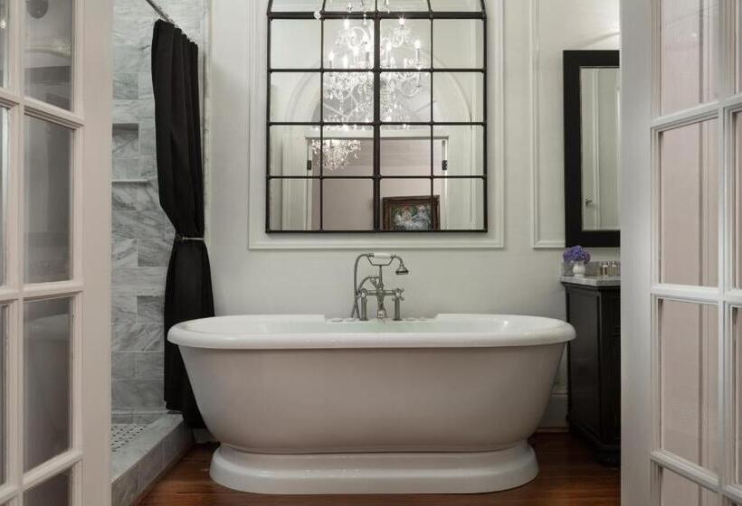 جناح مزود بجاكوزى, The Twelve Oaks Bed & Breakfast