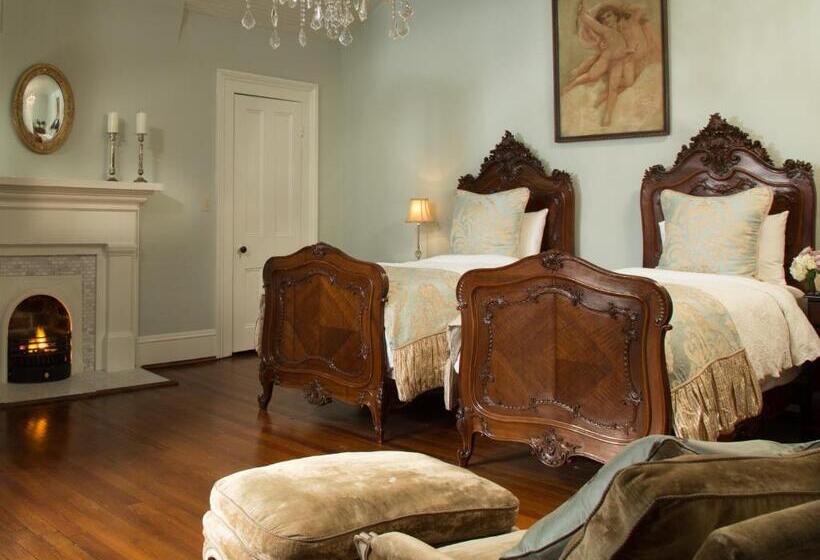 스위트 킹사이즈 침대, The Twelve Oaks Bed & Breakfast