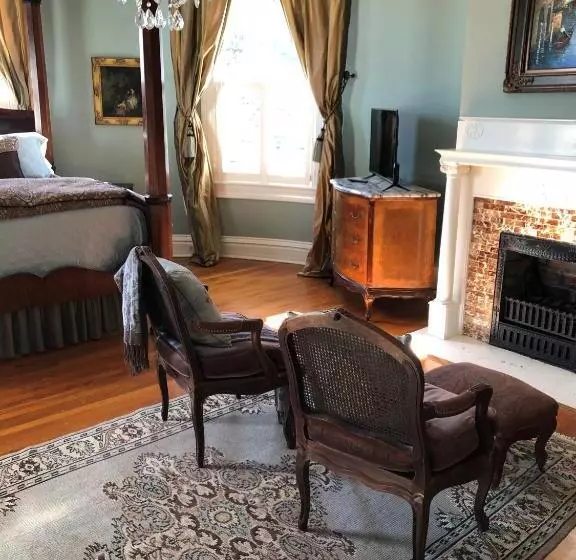 デラックススタジオ, The Twelve Oaks Bed & Breakfast