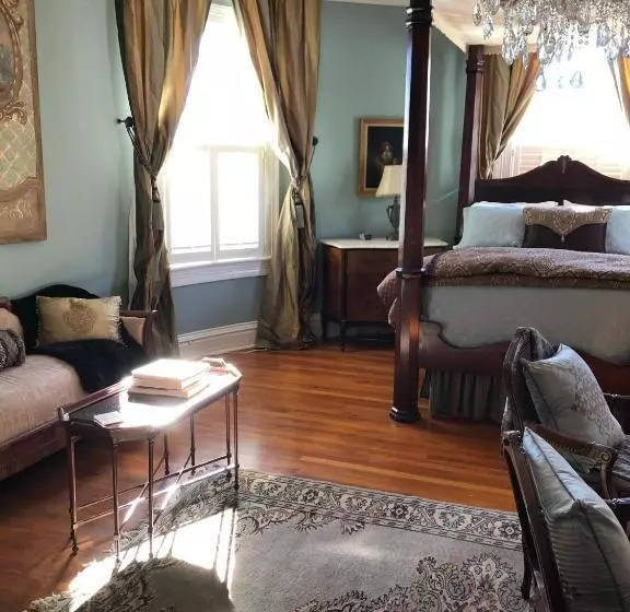 デラックススタジオ, The Twelve Oaks Bed & Breakfast