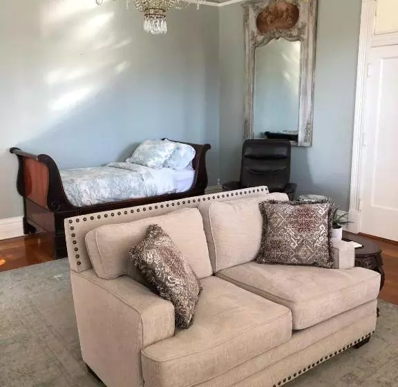 デラックススタジオ, The Twelve Oaks Bed & Breakfast