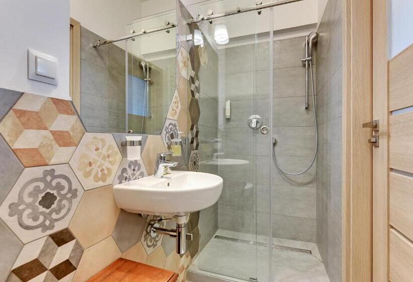 اتاق استاندارد, 730 Art House