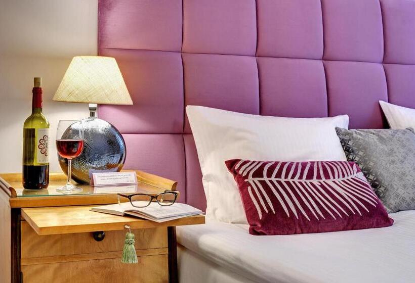 اتاق استاندارد, 730 Art House