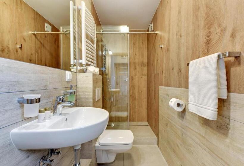 اتاق استاندارد با بالکن, 730 Art House