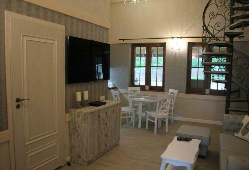 スーペリアファミリールーム, Dworek Hołny