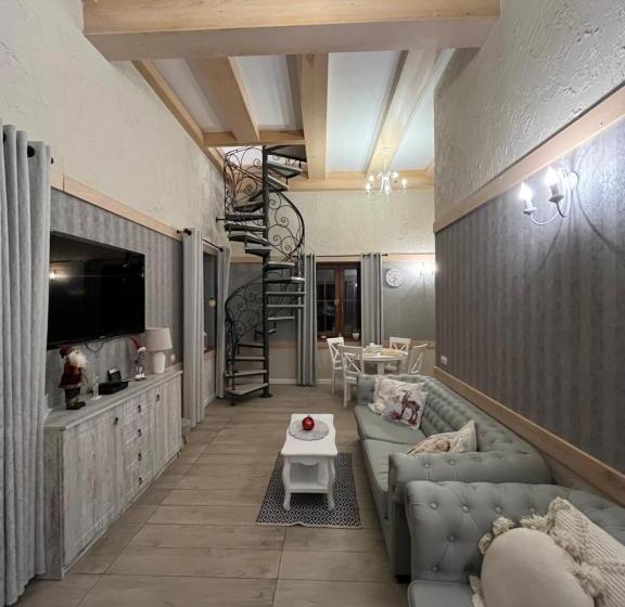 ファミリールーム, Dworek Hołny