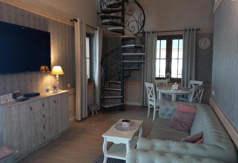 ファミリールーム, Dworek Hołny