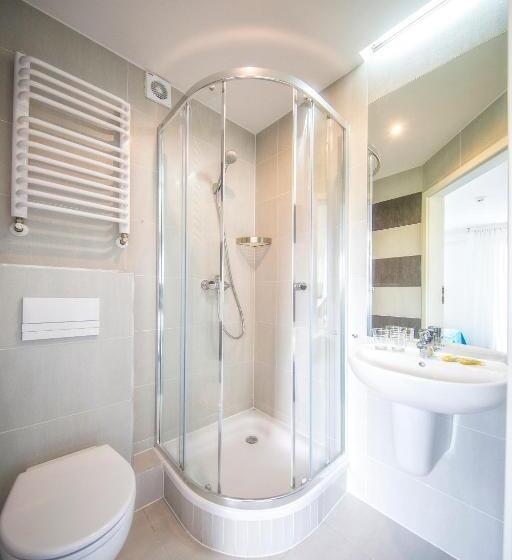 اتاق یک تخته با چشمانداز باغ, Krokus