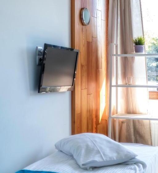 اتاق یک تخته با چشمانداز باغ, Krokus