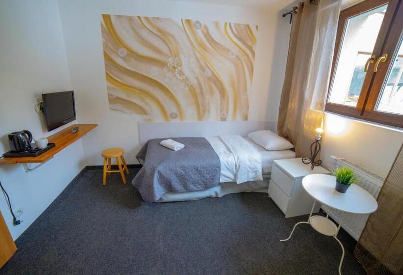 اتاق یک تخته با چشمانداز باغ, Krokus