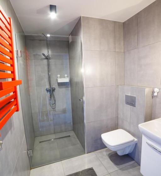 اتاق یک تخته با چشمانداز باغ, Krokus