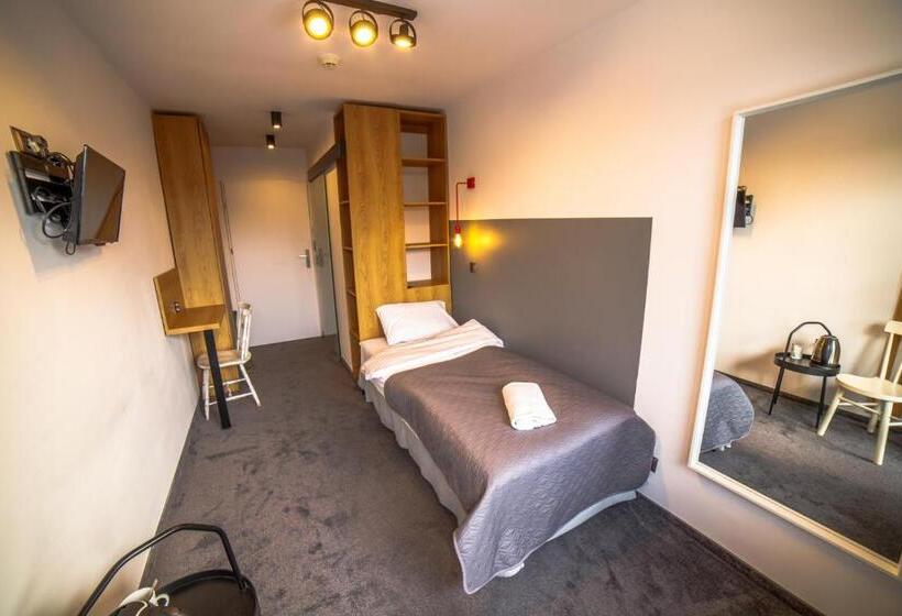 اتاق یک تخته با چشمانداز باغ, Krokus