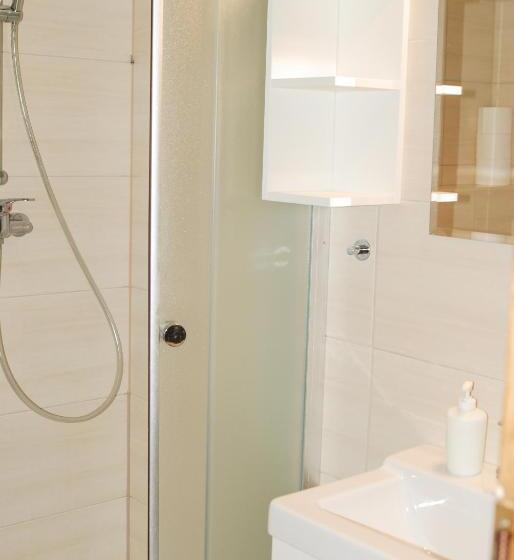 جناح مزود بتراس, Modryna   Modrzewiowy Dom