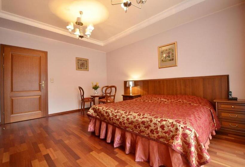 استودیوی استاندارد, Poduszka Pensjonat Nad Rzeką