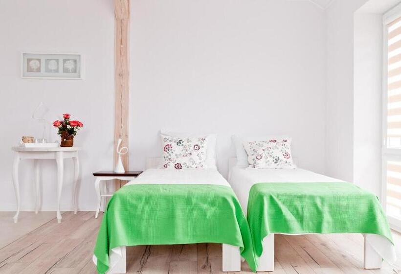 חדר סטנדרט לשלושה, Rezydencja Pod Taborskimi Sosnami