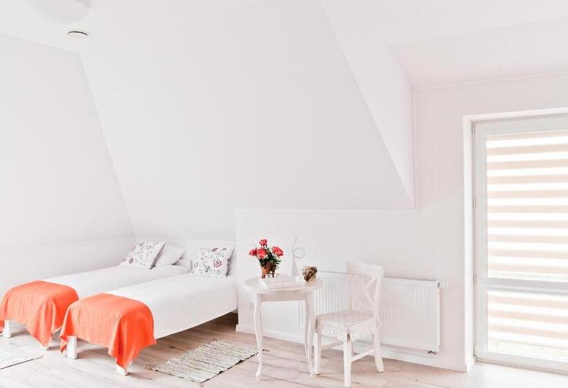 חדר סטנדרט לארבעה, Rezydencja Pod Taborskimi Sosnami