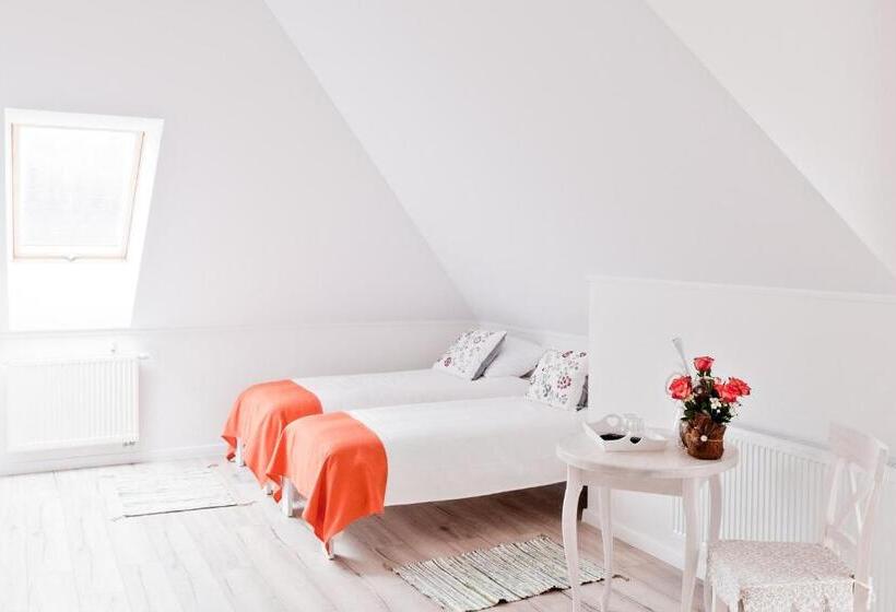 חדר סטנדרט לשלושה, Rezydencja Pod Taborskimi Sosnami