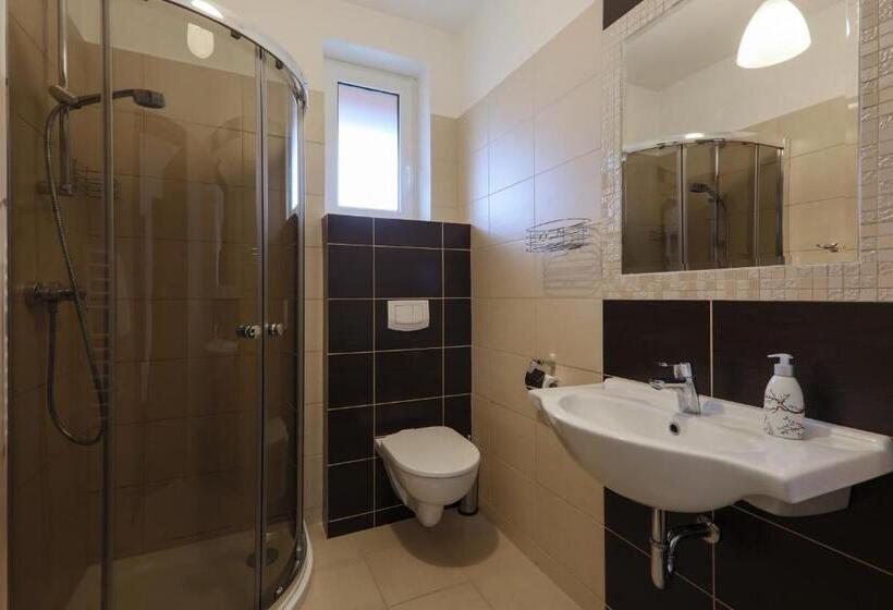 اتاق استاندارد سه نفره, Willa Miła