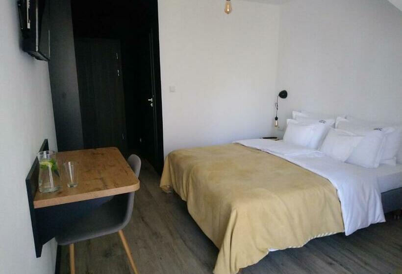 غرفة قياسية, Willowa Chata