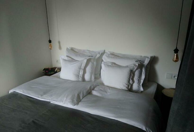 غرفة قياسية ثلاثية, Willowa Chata